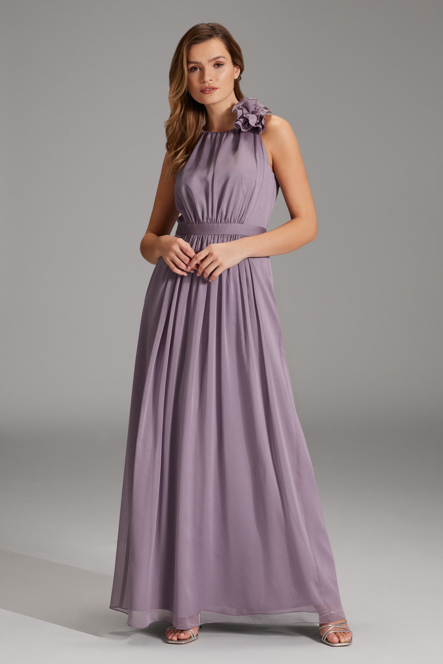 Abendkleid aus Crinkle Chiffon mit dekorativer Blüte mauve purple