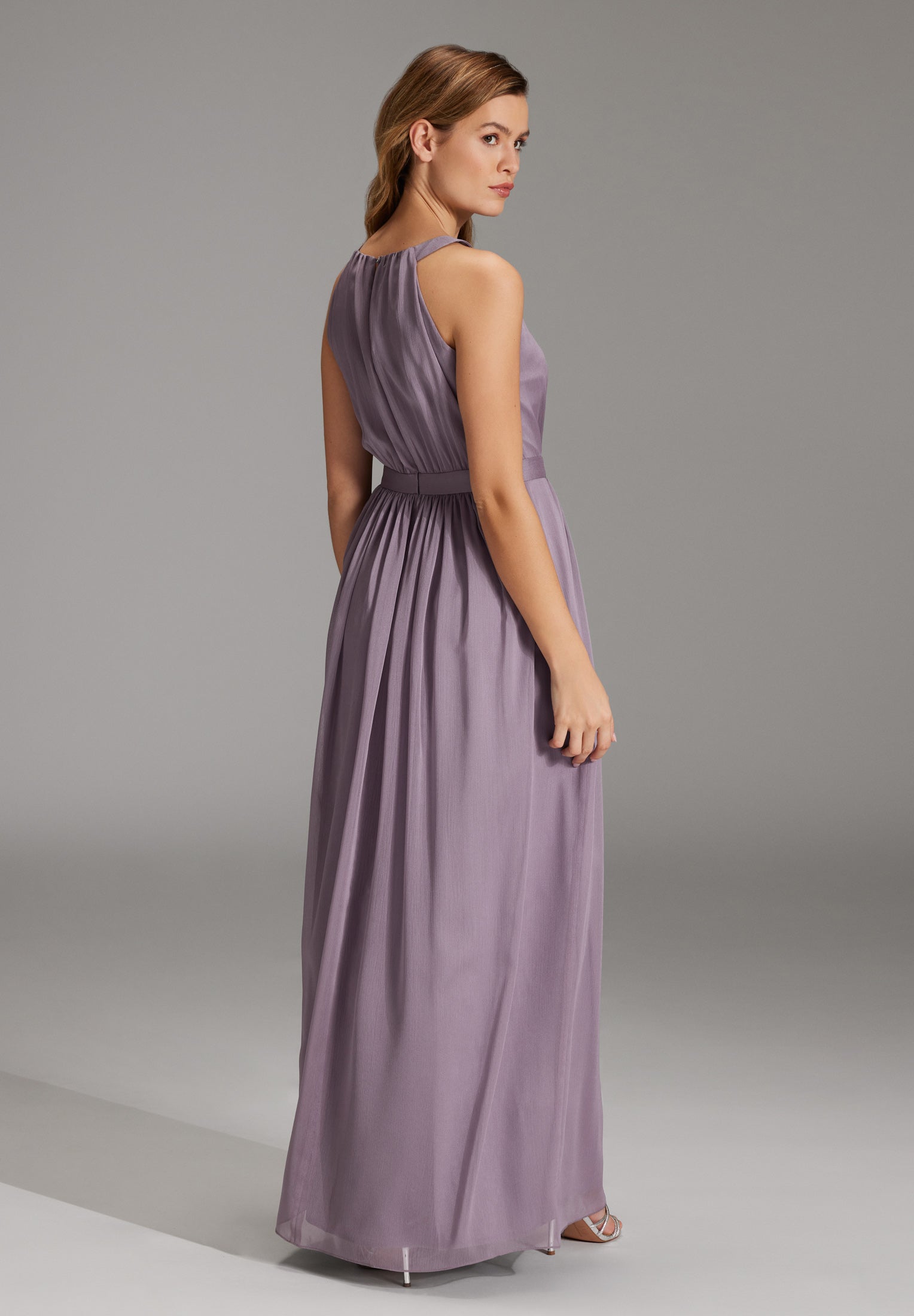 Abendkleid aus Crinkle Chiffon mit dekorativer Blüte