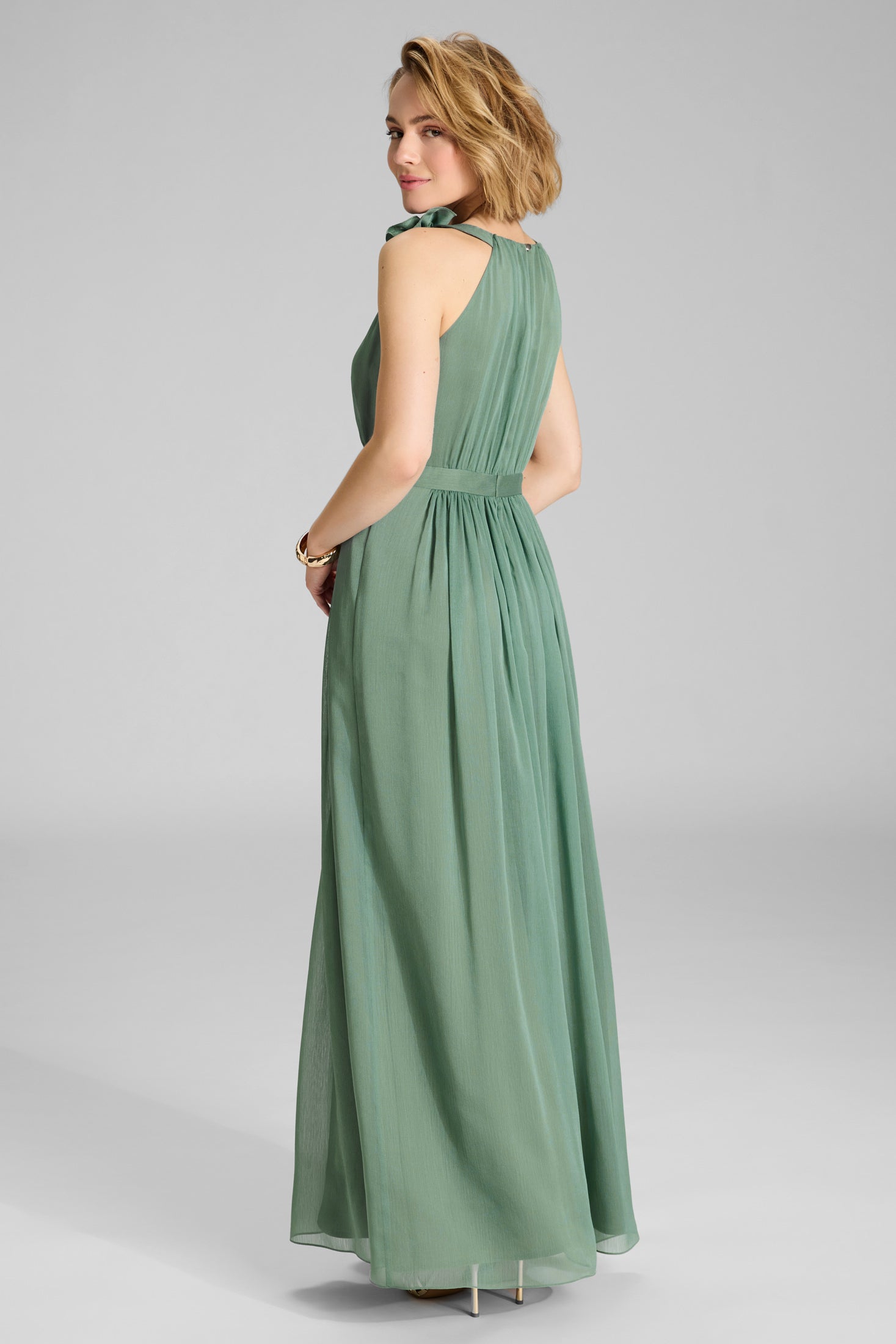 Abendkleid aus Crinkle Chiffon mit dekorativer Blüte