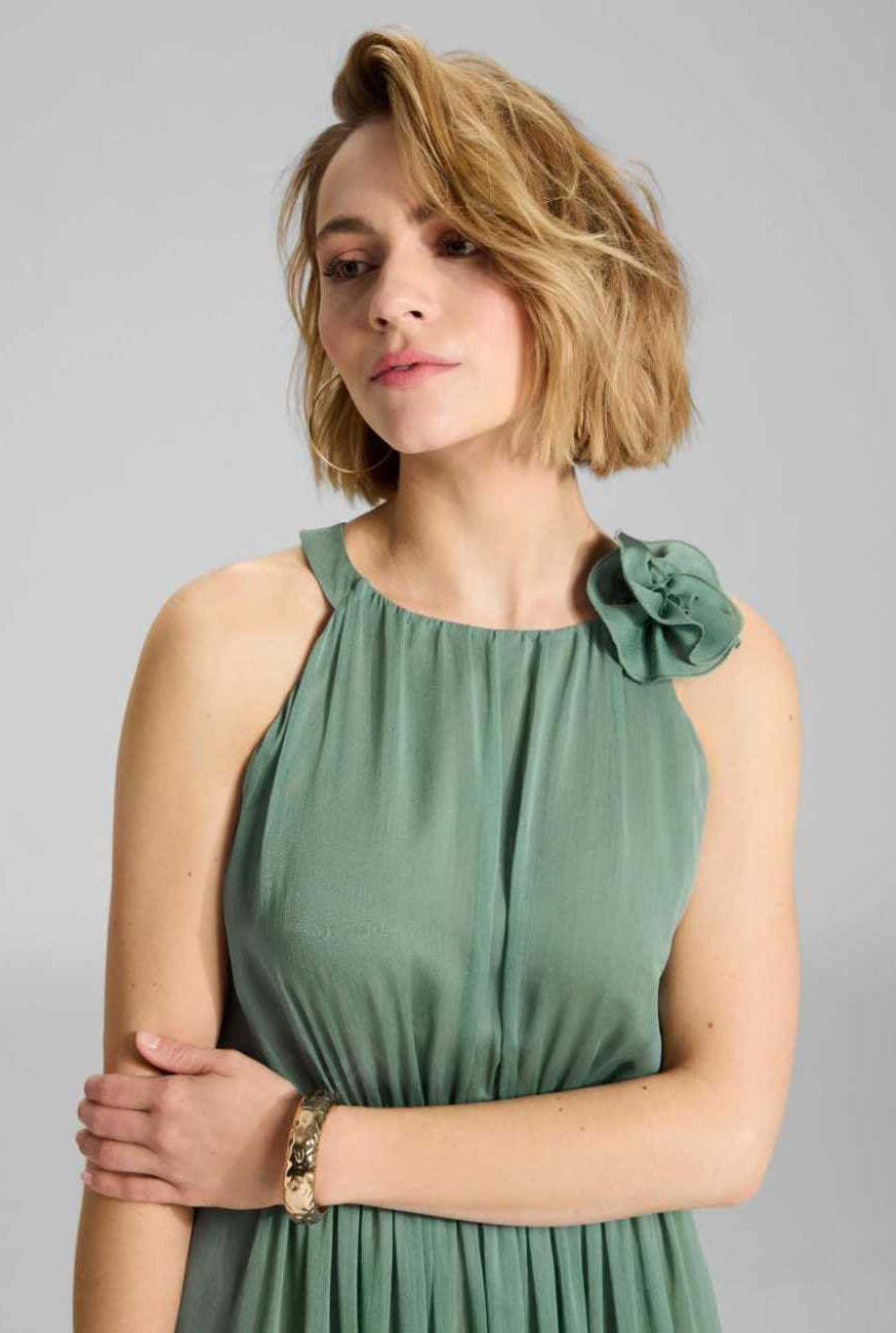 Abendkleid aus Crinkle Chiffon mit dekorativer Blüte