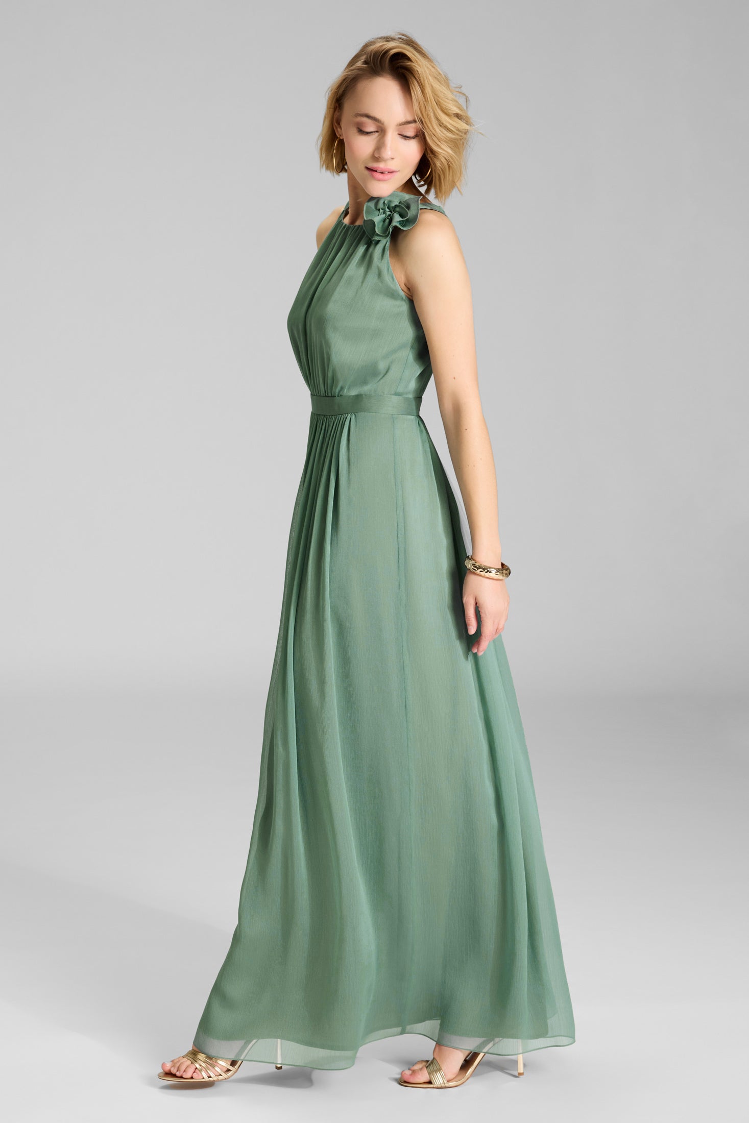 Abendkleid aus Crinkle Chiffon mit dekorativer Blüte