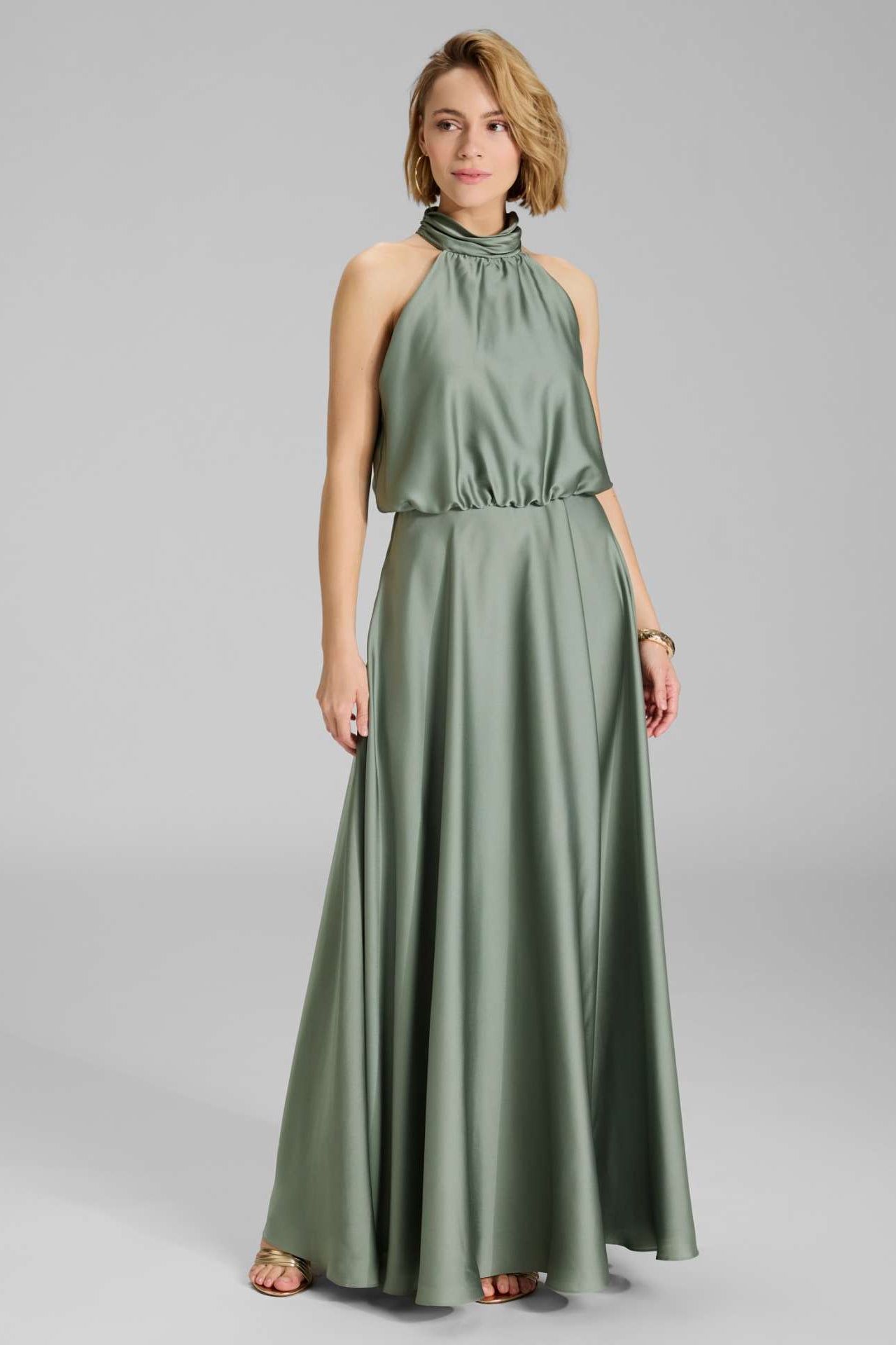 Abendkleid aus nachhaltigem Satin mit amerikanischem Ausschnitt und Beinschlitz