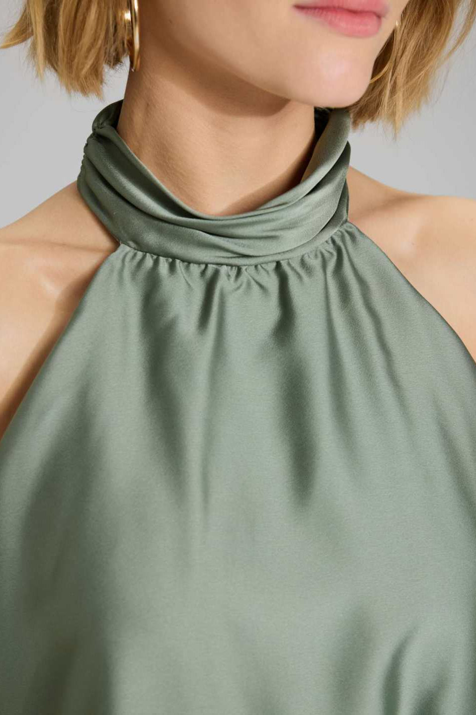 Abendkleid aus nachhaltigem Satin mit amerikanischem Ausschnitt und Beinschlitz