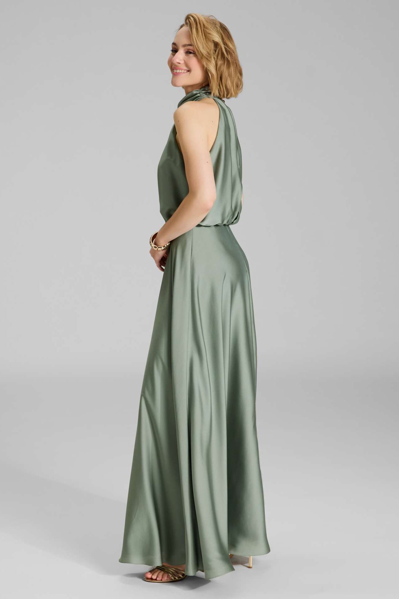 Abendkleid aus nachhaltigem Satin mit amerikanischem Ausschnitt und Beinschlitz