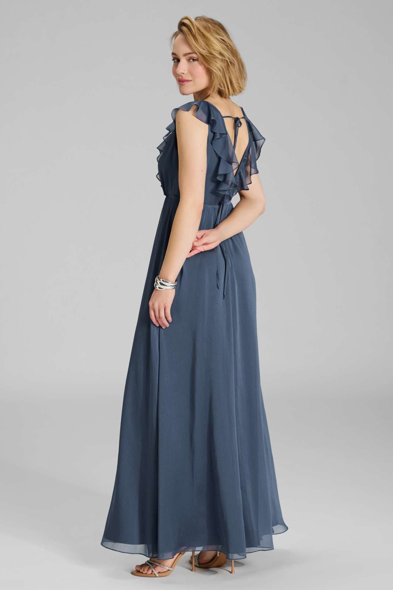 Abendkleid aus Crinkle Chiffon mit tiefem Ausschnitt und Rüschen