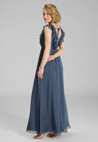 Abendkleid aus Crinkle Chiffon mit tiefem Ausschnitt und Rüschen