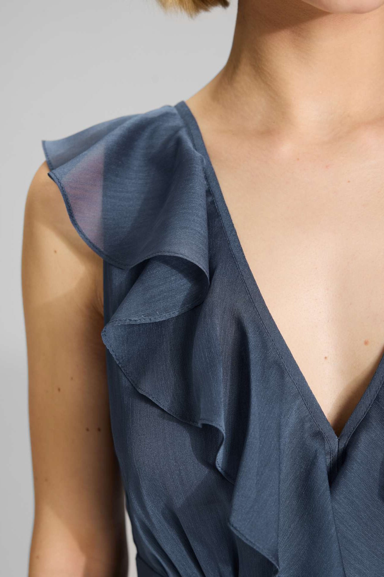 Abendkleid aus Crinkle Chiffon mit tiefem Ausschnitt und Rüschen