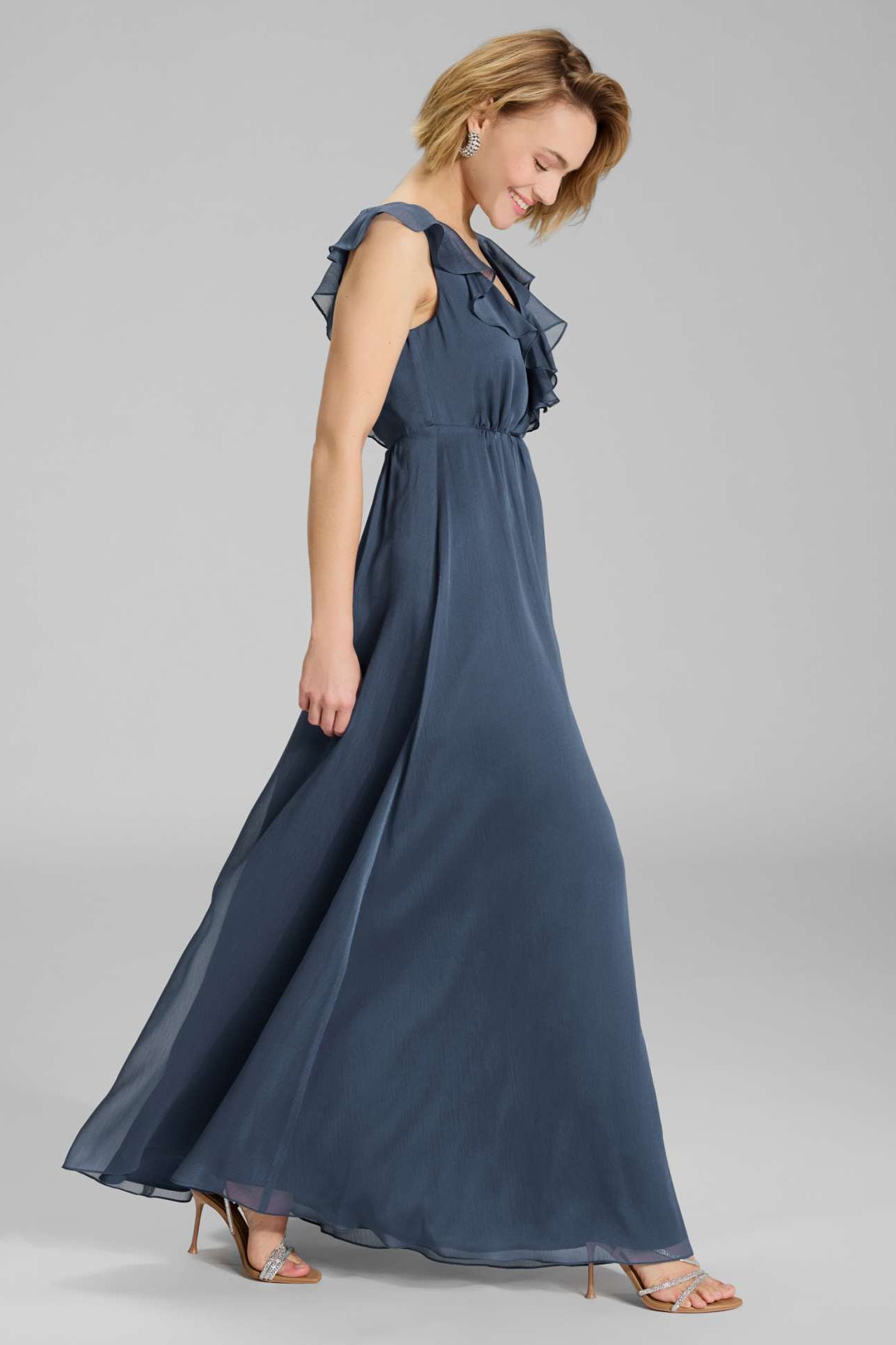 Abendkleid aus Crinkle Chiffon mit tiefem Ausschnitt und Rüschen