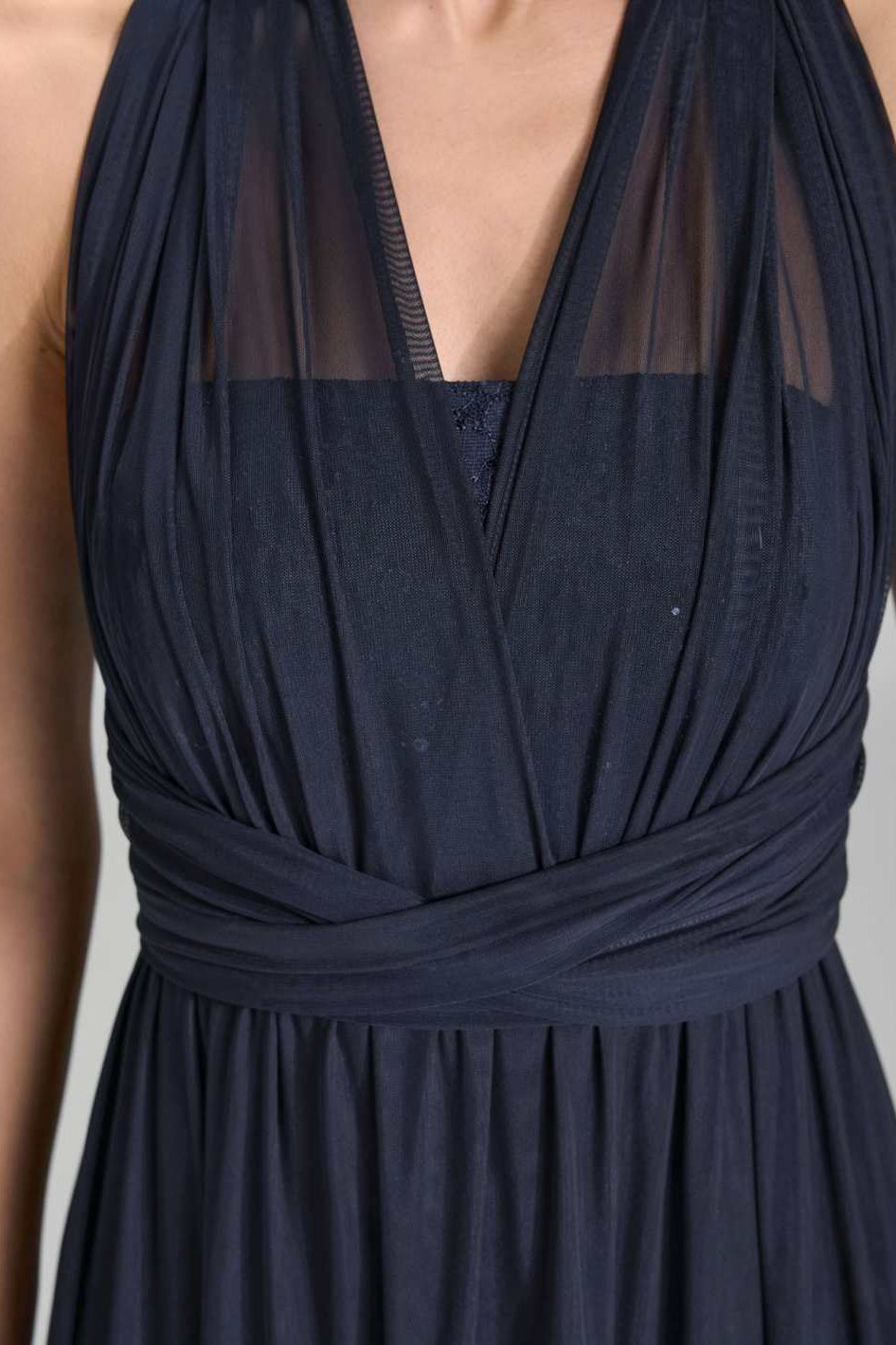 Abendkleid aus Mesh und Spitze mit verschiedenen Bindemöglichkeiten