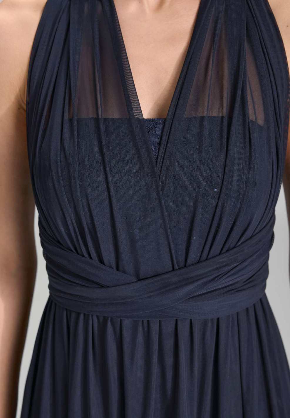 Abendkleid aus Mesh und Spitze mit verschiedenen Bindemöglichkeiten