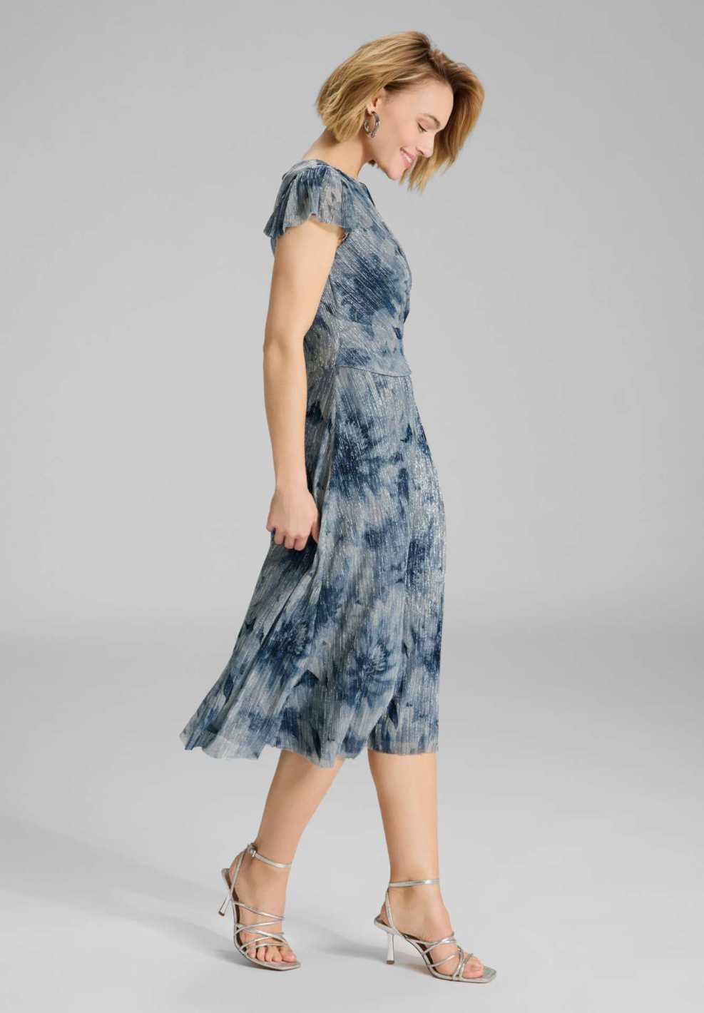 Midi Kleid aus bedrucktem Plissee Jersey mit kurzen Ärmeln