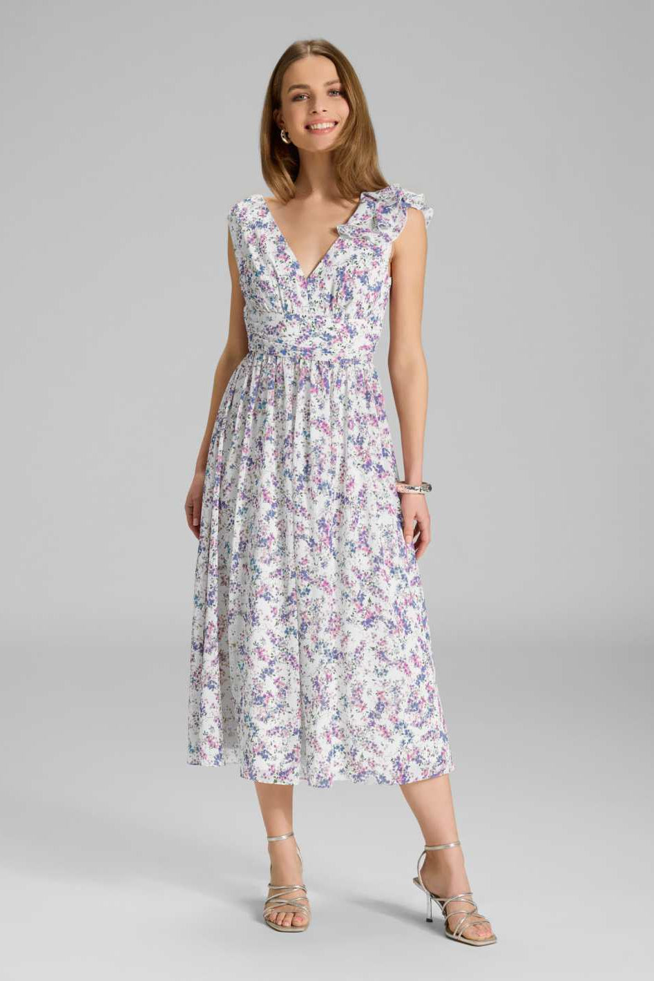 Midi Kleid aus floral bedrucktem Crinkle Chiffon mit Volants an der Schulter Pearl White