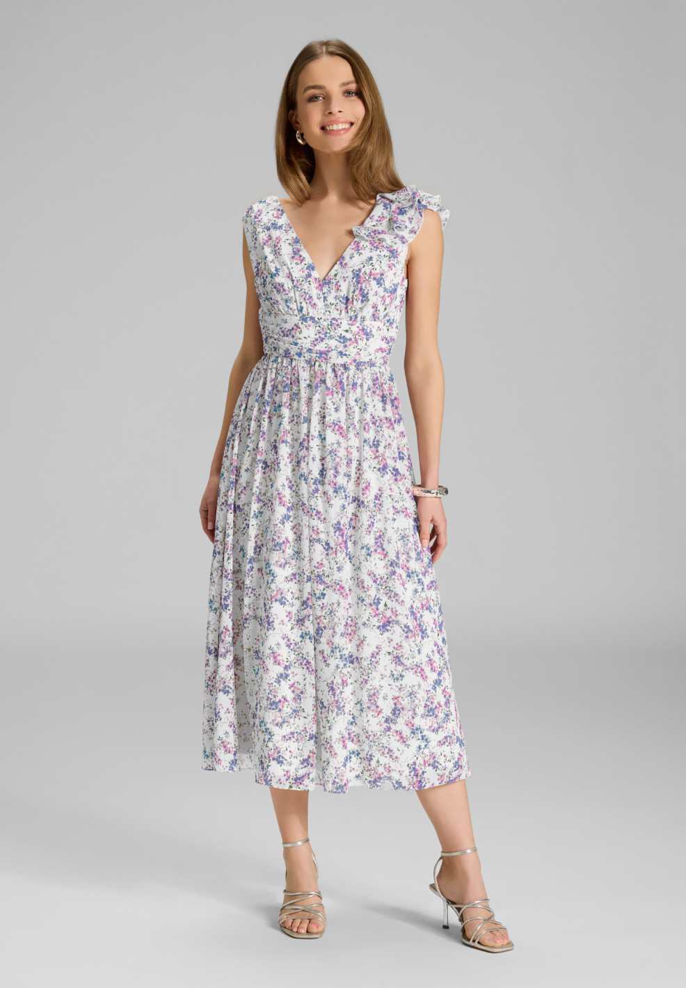Midi Kleid aus floral bedrucktem Crinkle Chiffon mit Volants an der Schulter Pearl White