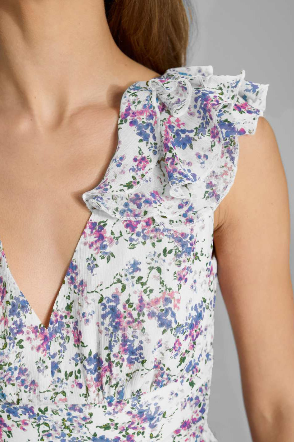 Midi Kleid aus floral bedrucktem Crinkle Chiffon mit Volants an der Schulter