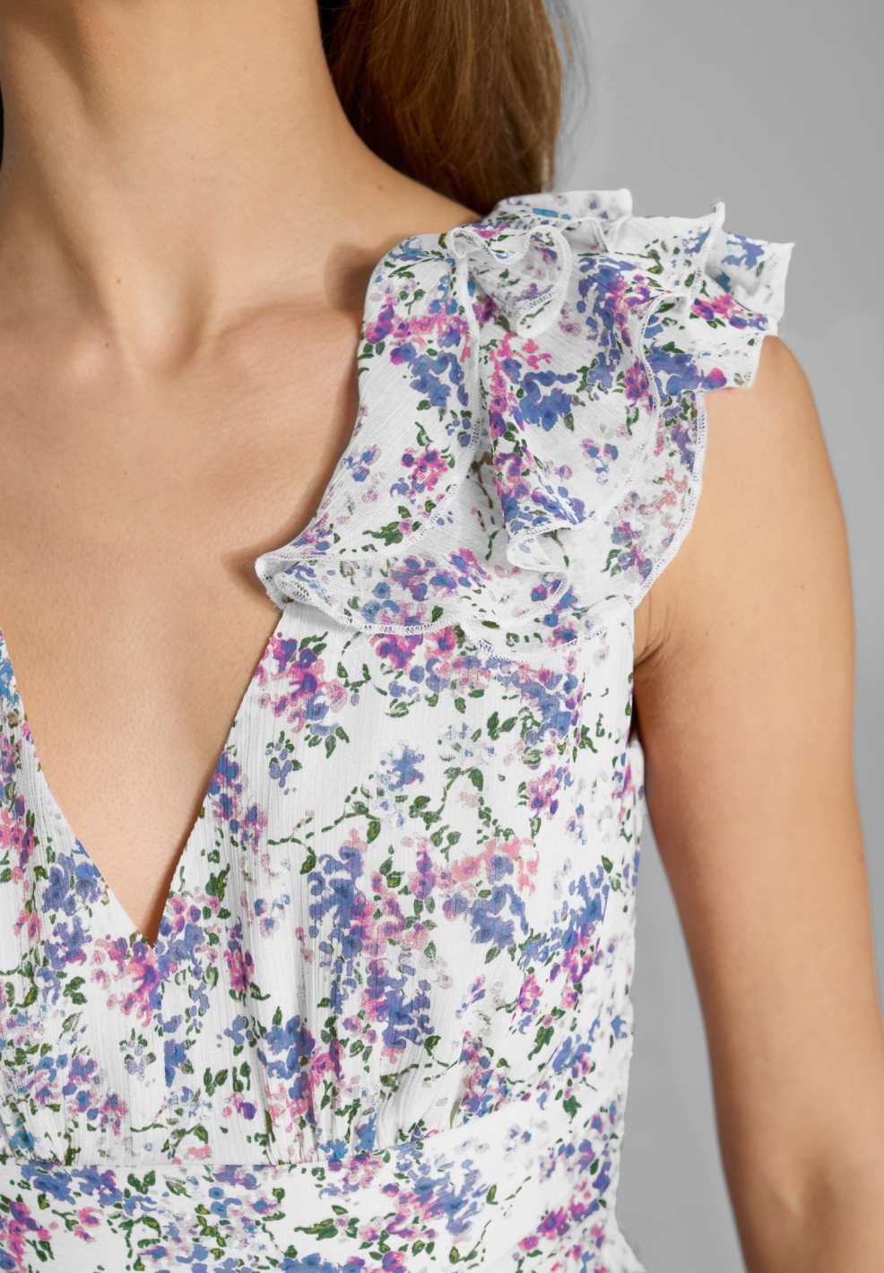 Midi Kleid aus floral bedrucktem Crinkle Chiffon mit Volants an der Schulter