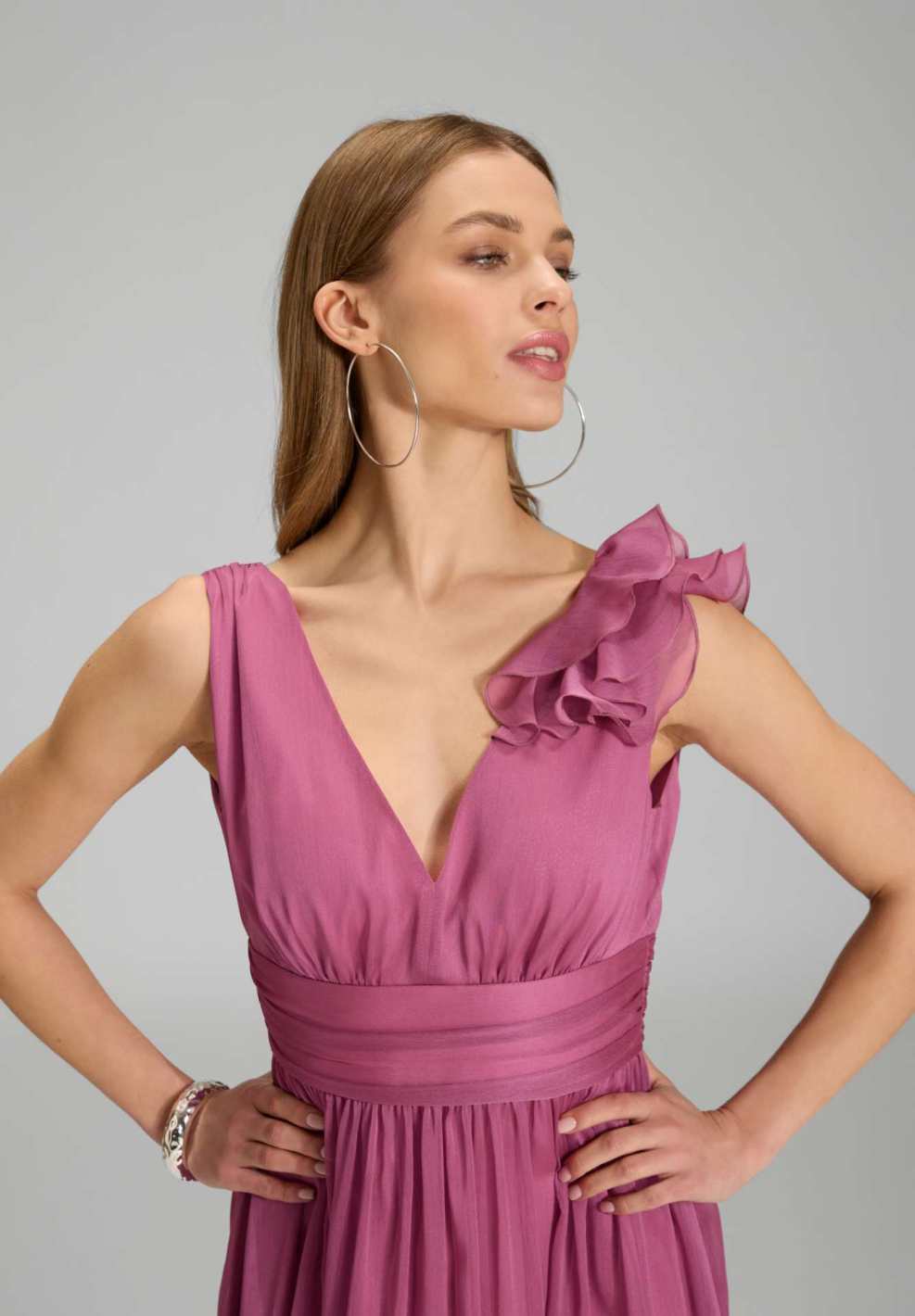 Cocktailkleid aus Crinkle Chiffon mit Volant Detail an der Schulter