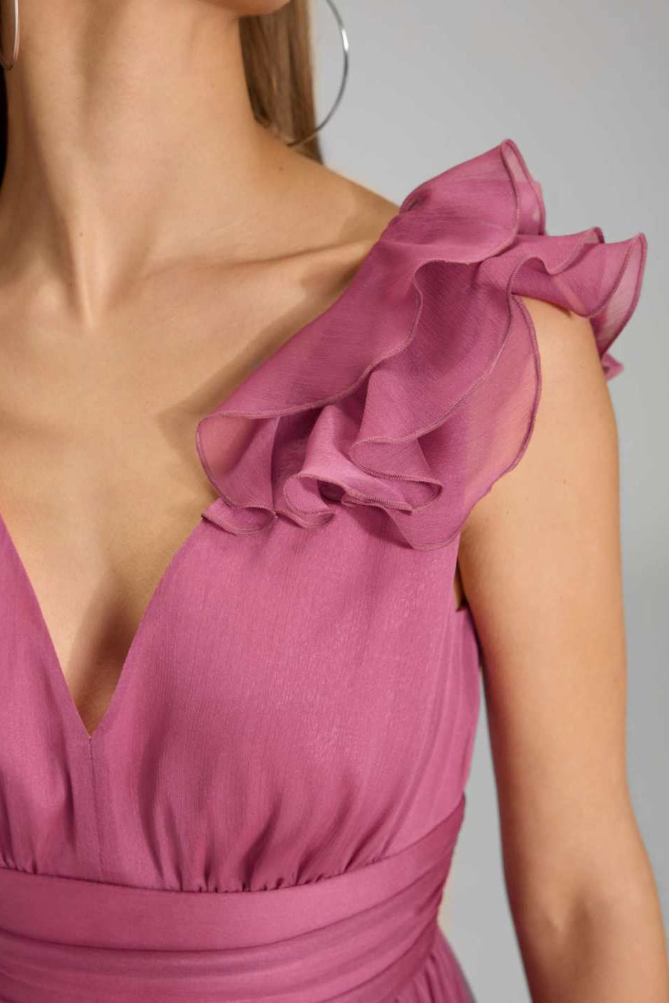 Cocktailkleid aus Crinkle Chiffon mit Volant Detail an der Schulter