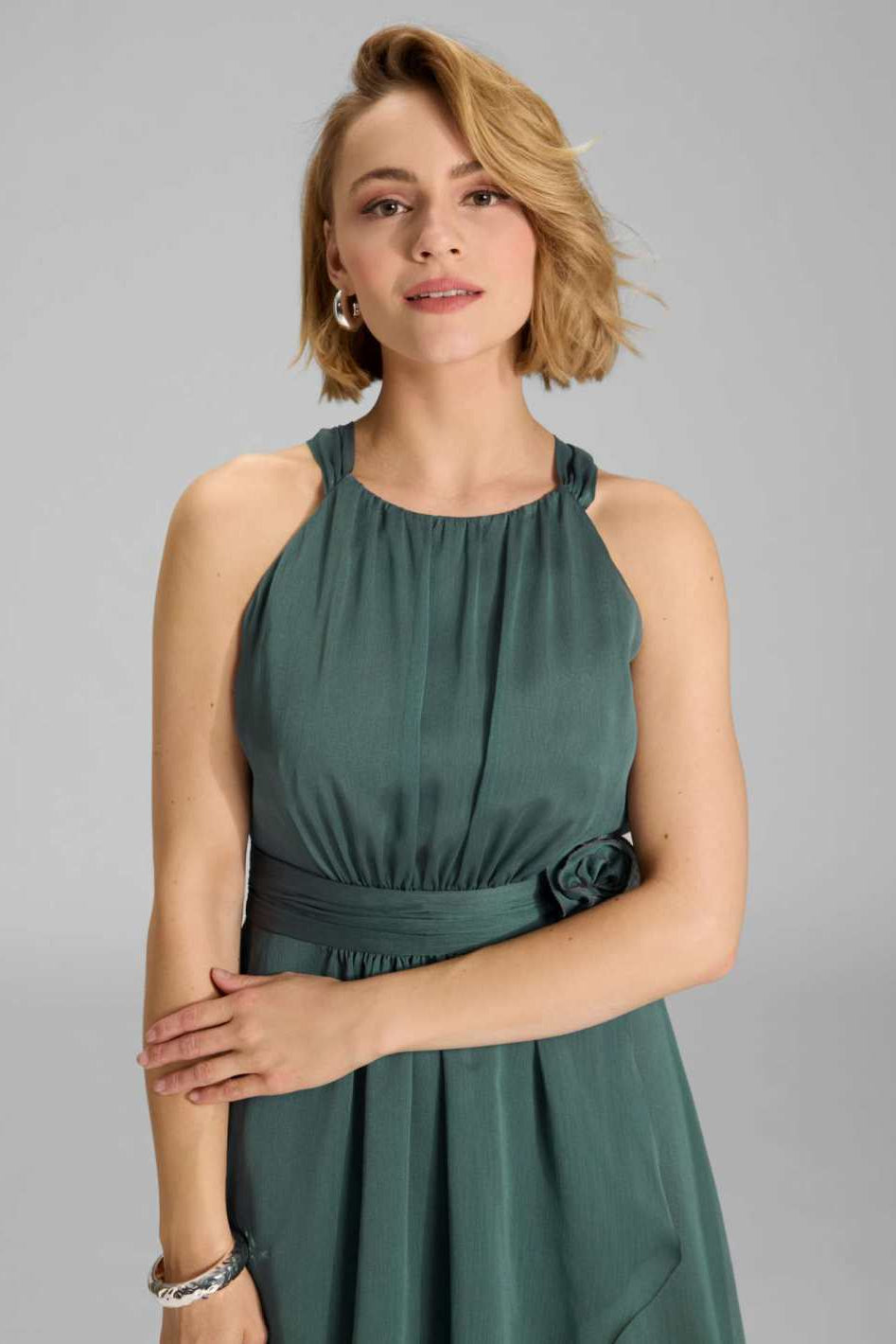 Abendkleid aus Chiffon mit Vokuhila Saum und Stoffblüte