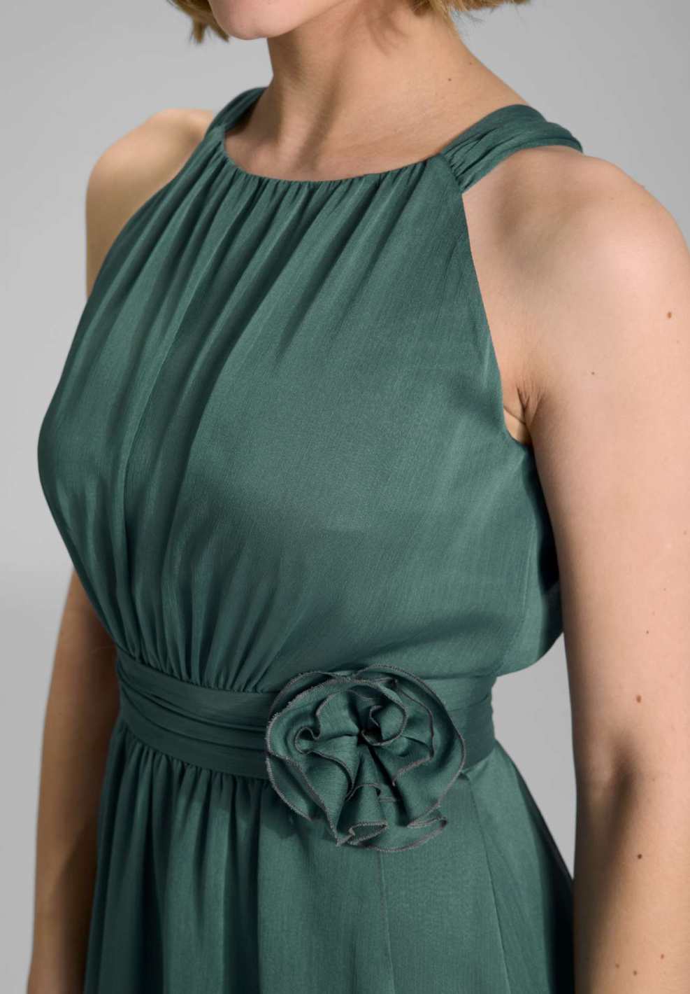 Abendkleid aus Chiffon mit Vokuhila Saum und Stoffblüte