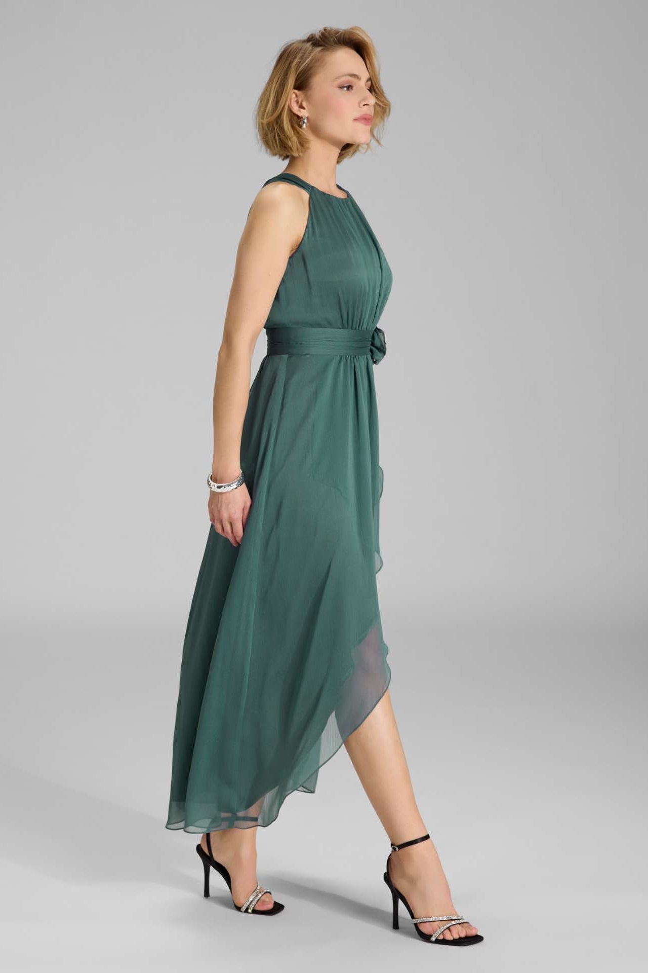 Abendkleid aus Chiffon mit Vokuhila Saum und Stoffblüte