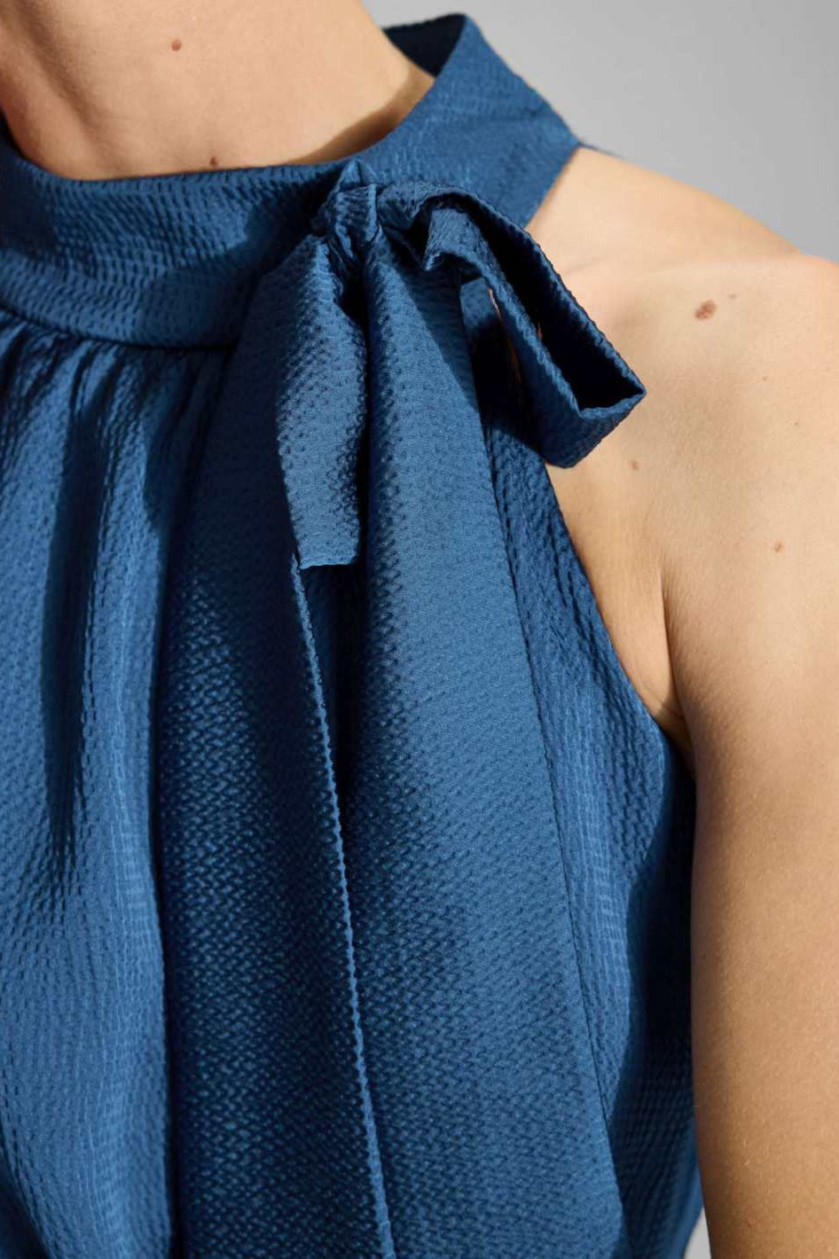 Jumpsuit mit Schluppe aus gehämmertem Satin