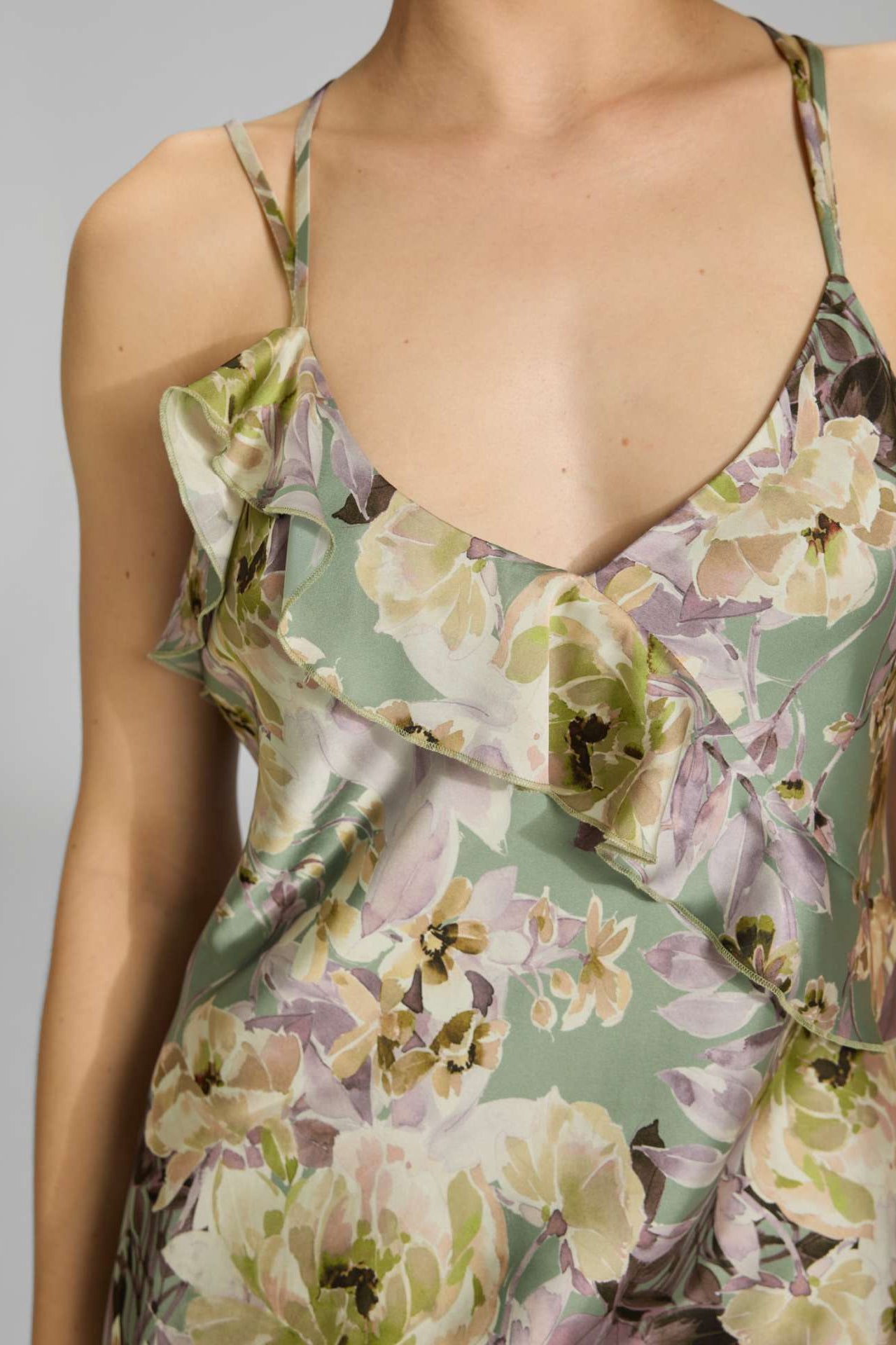 Langes Slip Dress mit Volants aus nachhaltigem bedruckten Satin