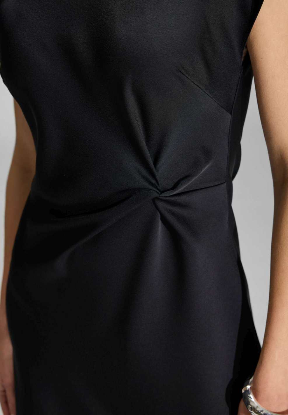 Slip Dress aus Satin mit Twist Detail