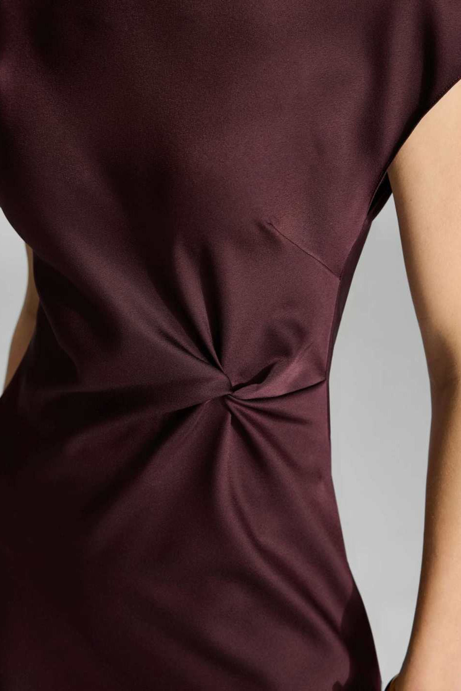 Slip Dress aus Satin mit Twist Detail