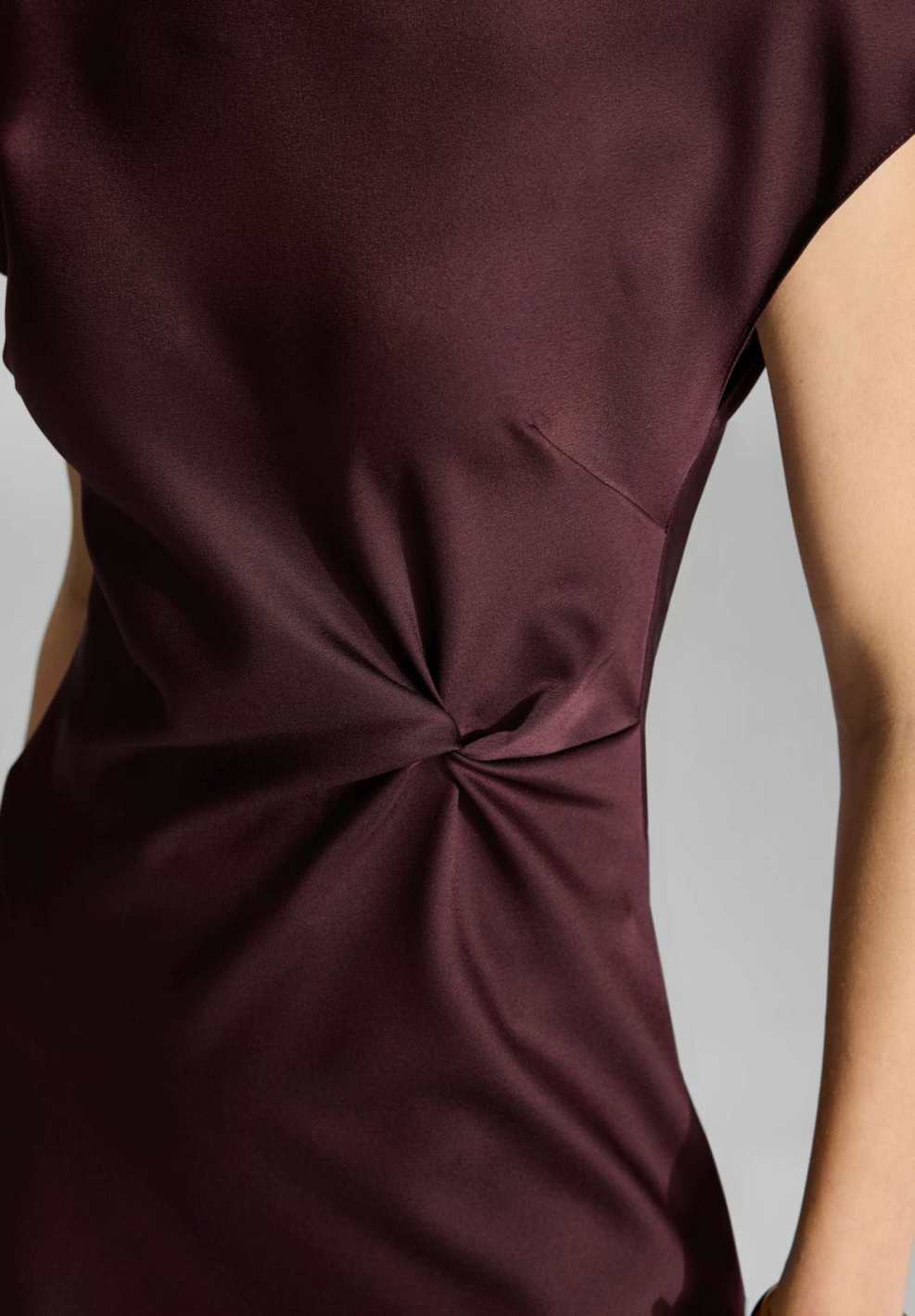 Slip Dress aus Satin mit Twist Detail