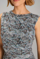 Midi Kleid aus weichem Mesh mit abstraktem Animal Print