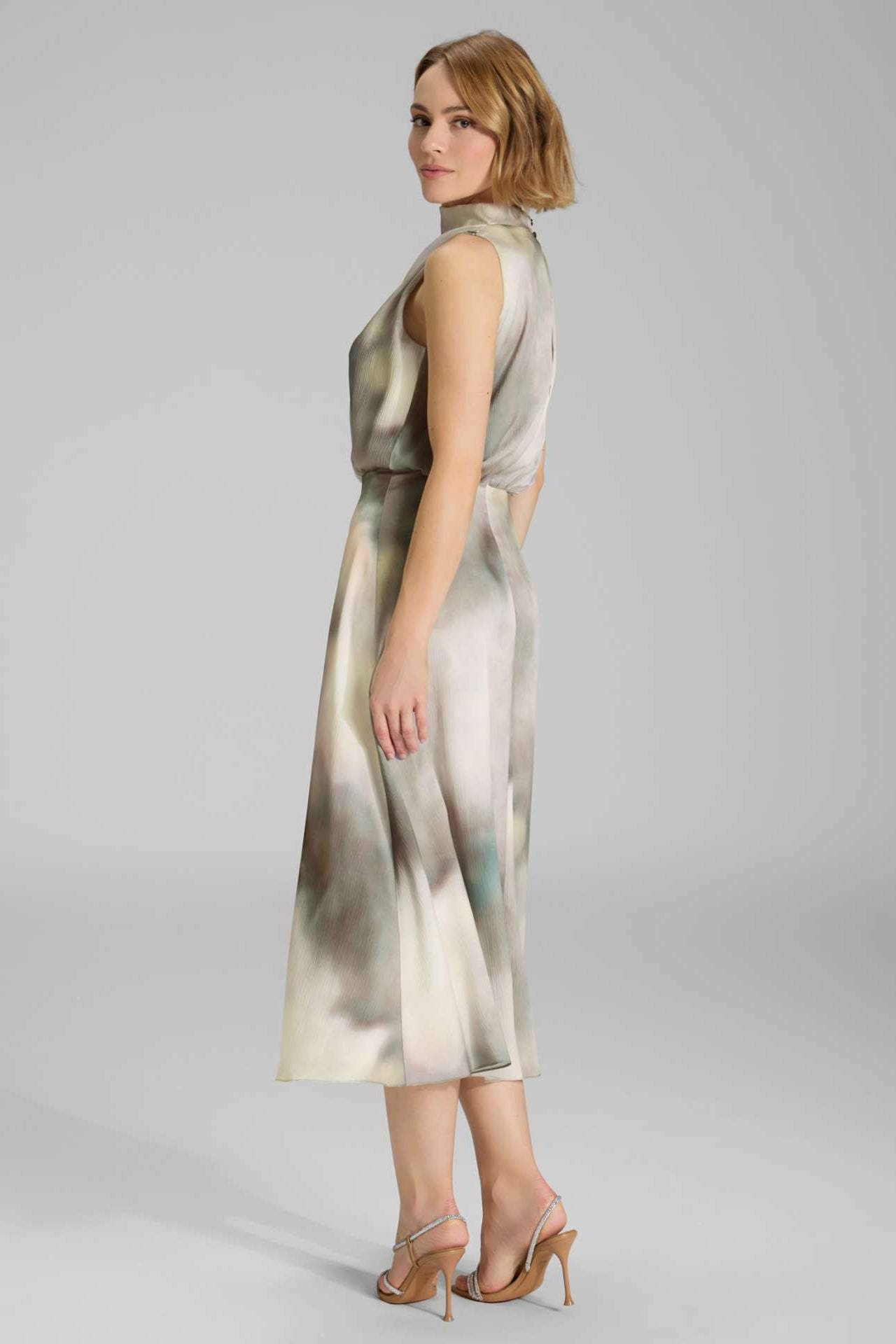 Midi Kleid aus gehämmertem Satin mit abstraktem Druck und Drapierung am Kragen