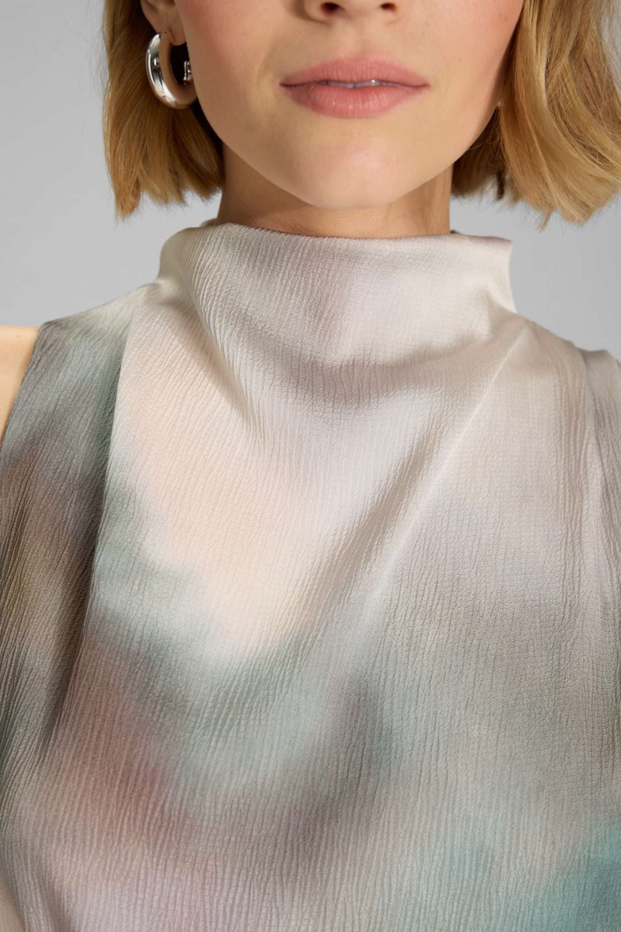 Midi Kleid aus gehämmertem Satin mit abstraktem Druck und Drapierung am Kragen