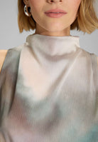 Midi Kleid aus gehämmertem Satin mit abstraktem Druck und Drapierung am Kragen