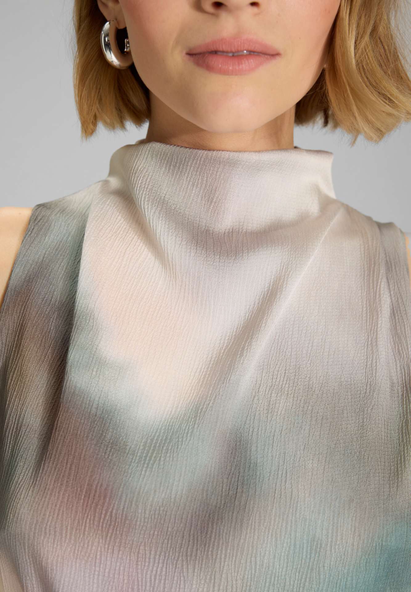 Midi Kleid aus gehämmertem Satin mit abstraktem Druck und Drapierung am Kragen