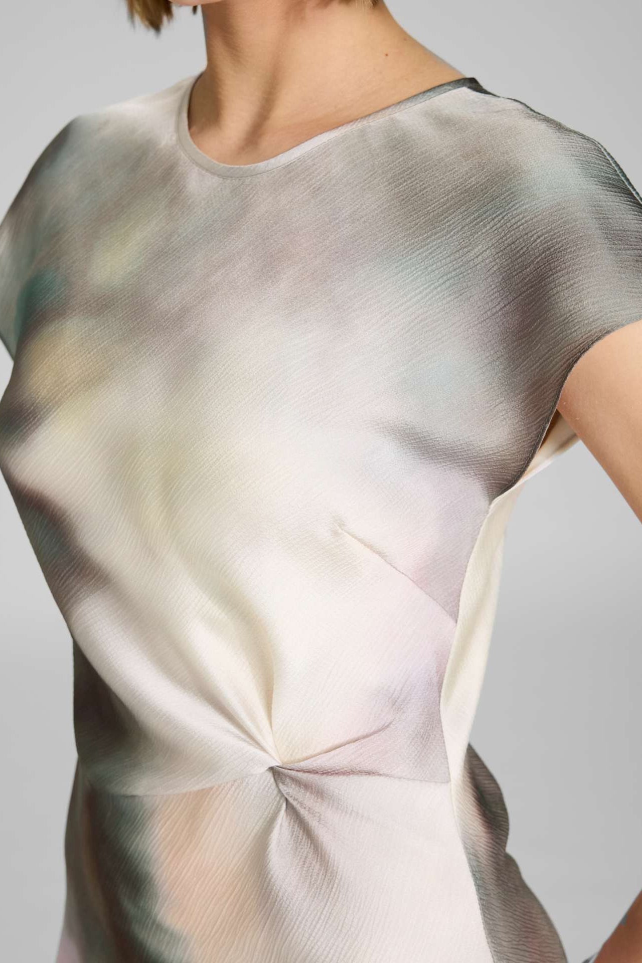 Slip Dress aus gehämmertem Satin mit abstraktem Druck