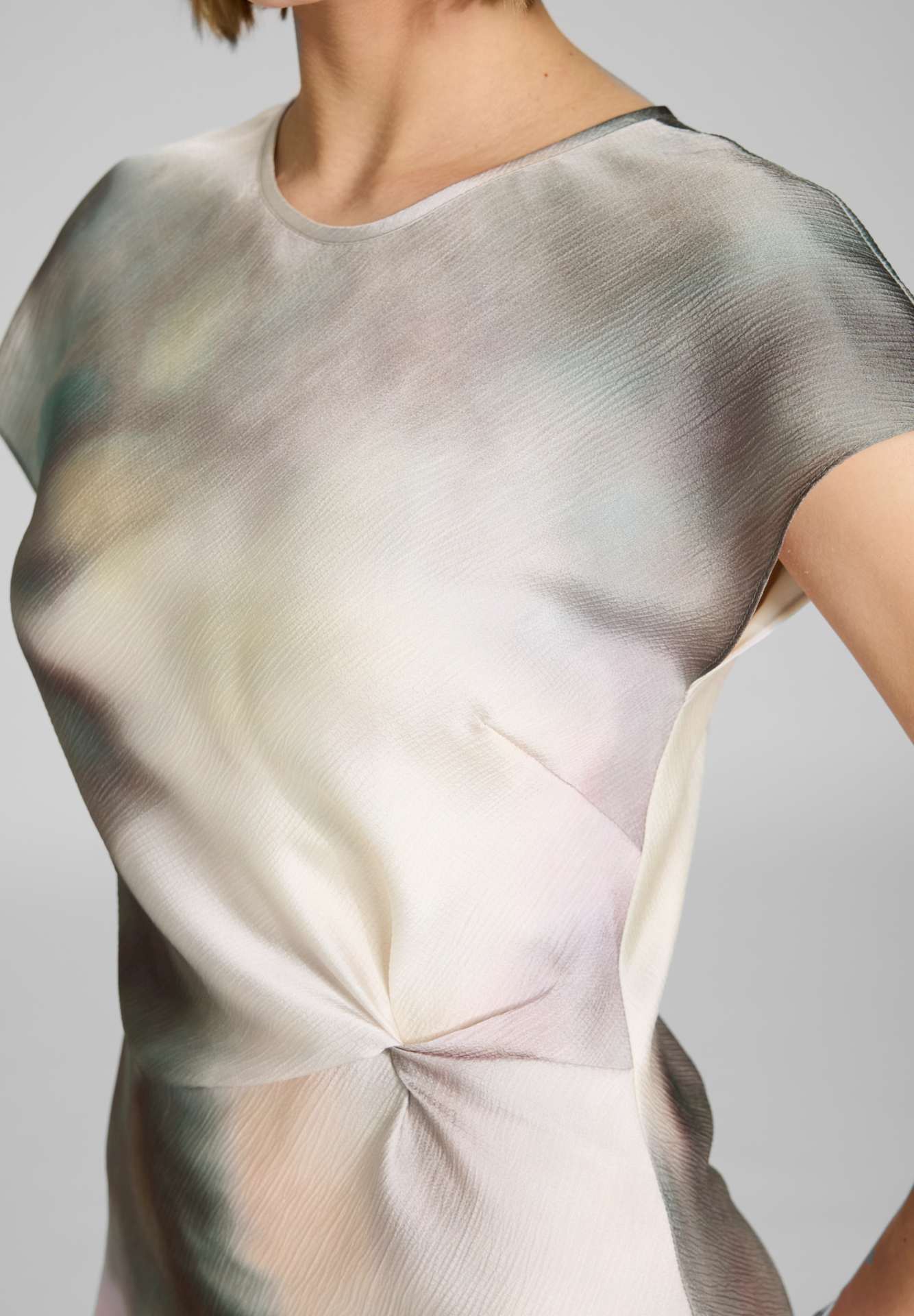 Slip Dress aus gehämmertem Satin mit abstraktem Druck