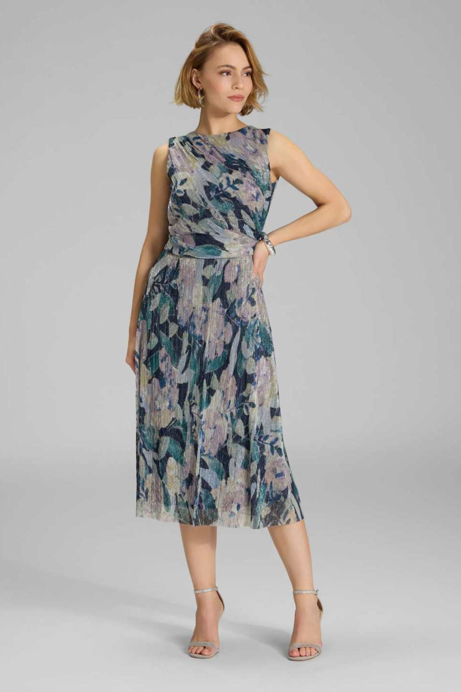 Midi Kleid mit diagonaler Drapierung aus bedrucktem Plissee Jersey