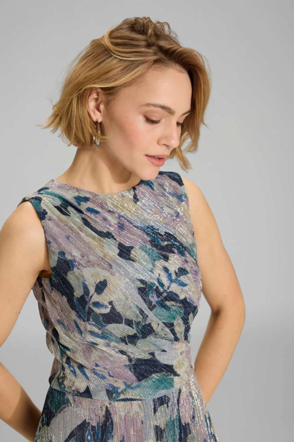 Midi Kleid mit diagonaler Drapierung aus bedrucktem Plissee Jersey