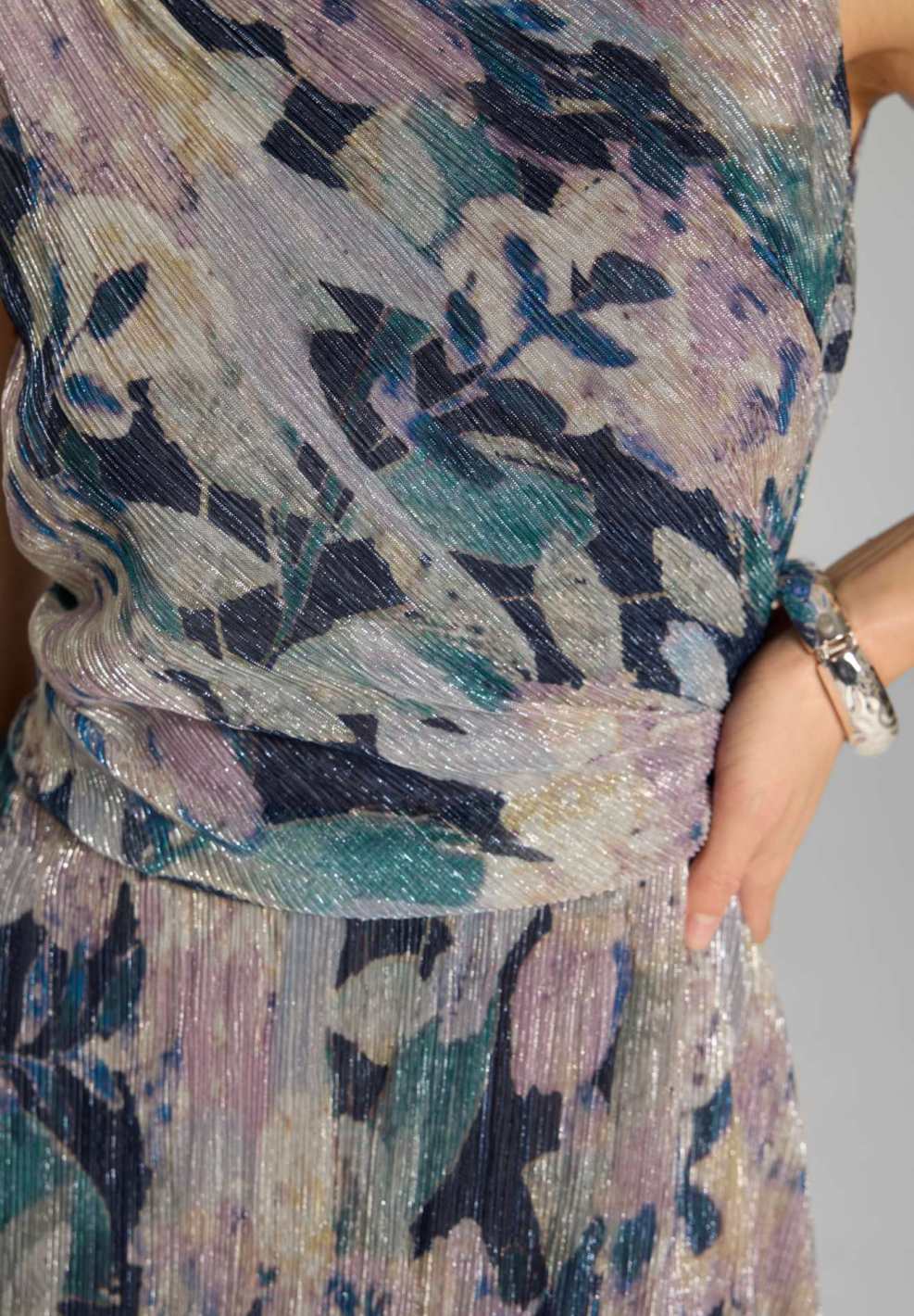 Midi Kleid mit diagonaler Drapierung aus bedrucktem Plissee Jersey