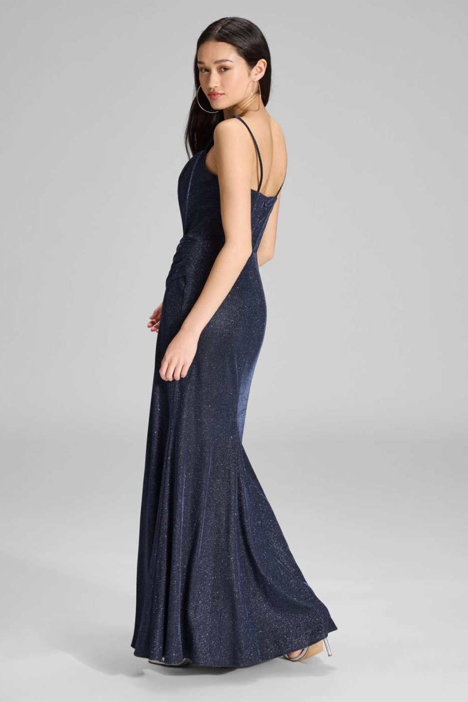 Figurbetontes Abendkleid mit Beinschlitz