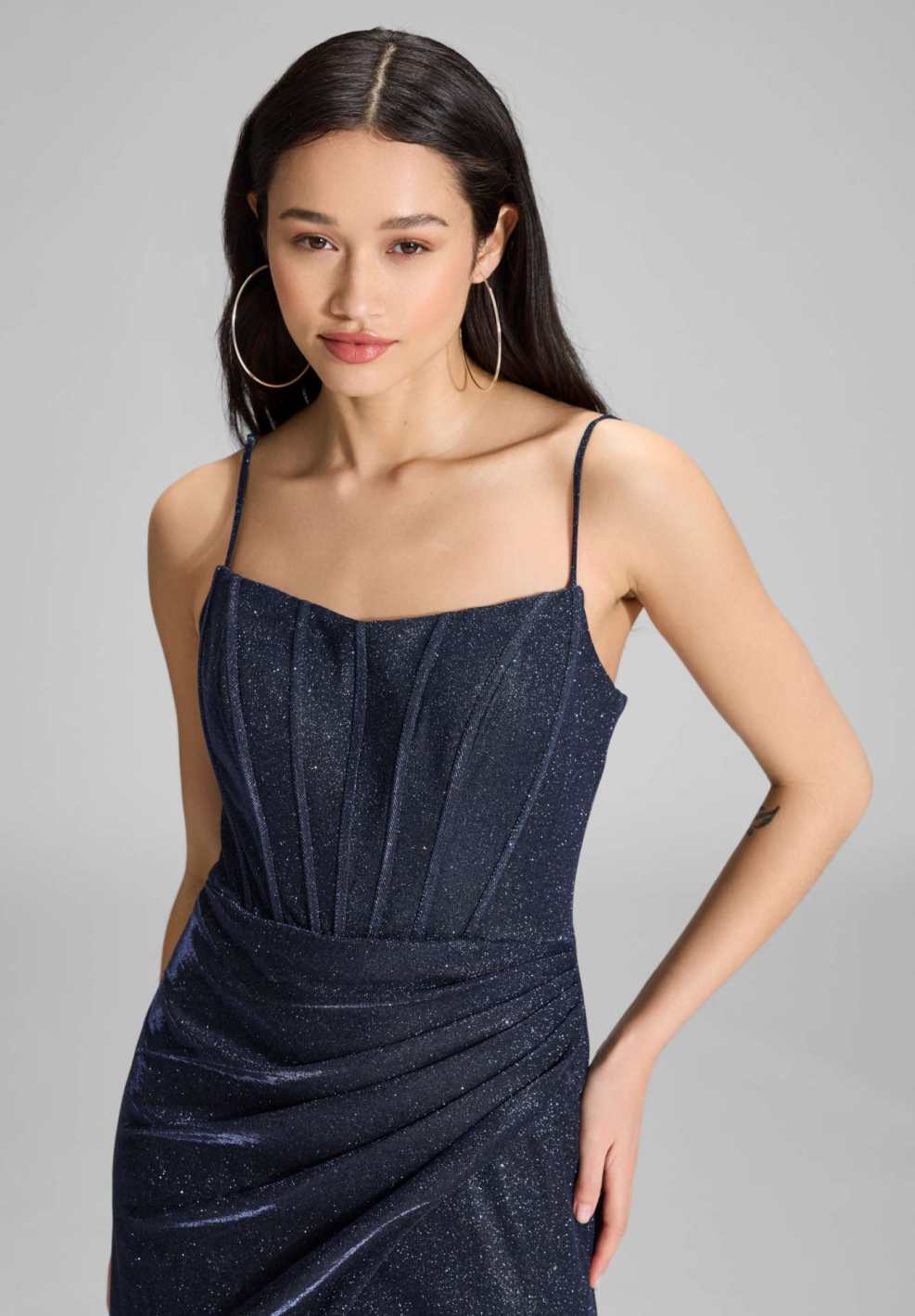 Figurbetontes Abendkleid mit Beinschlitz