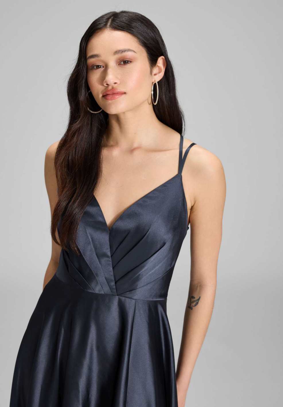 Satinkleid mit Beinschlitz