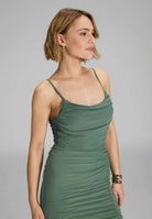 Figurbetontes Abendkleid aus Mesh mit Beinschlitz und Raffungen