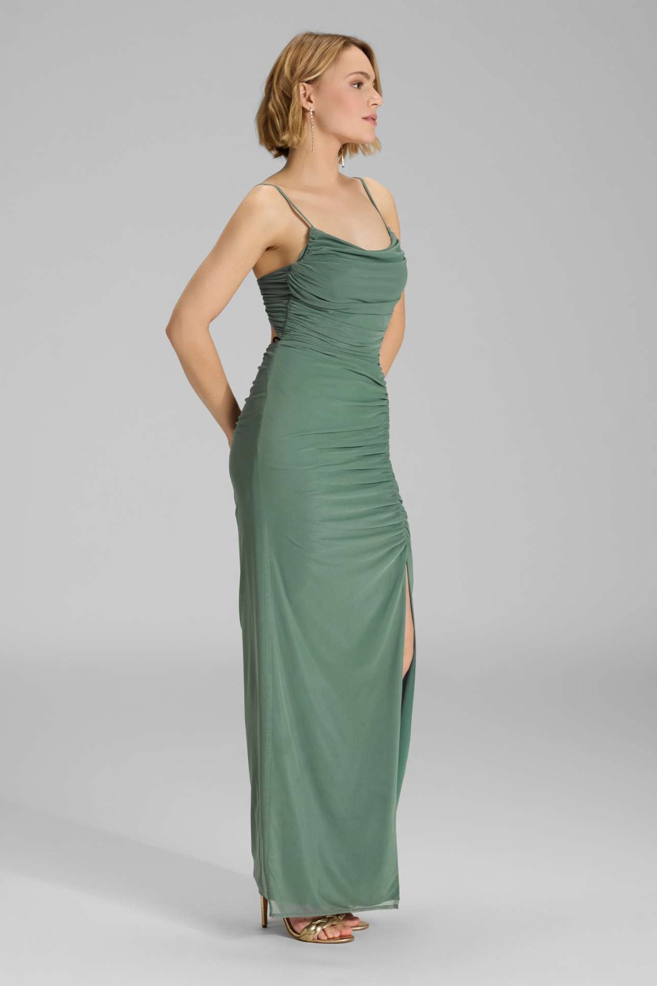 Figurbetontes Abendkleid aus Mesh mit Beinschlitz und Raffungen