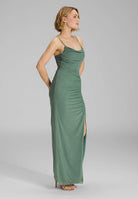 Figurbetontes Abendkleid aus Mesh mit Beinschlitz und Raffungen