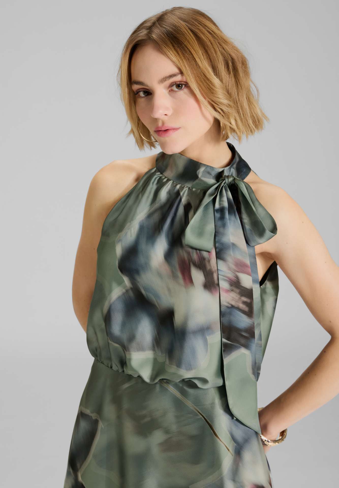 Bedrucktes Cocktailkleid mit Schluppe aus nachhaltigem Satin