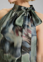 Bedrucktes Cocktailkleid mit Schluppe aus nachhaltigem Satin