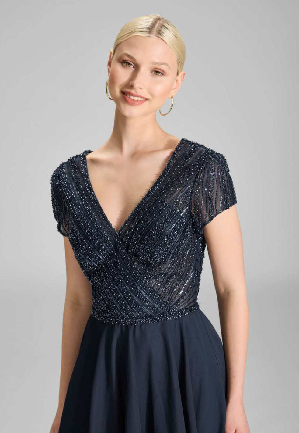 Besticktes Chiffonkleid mit kurzen Ärmeln