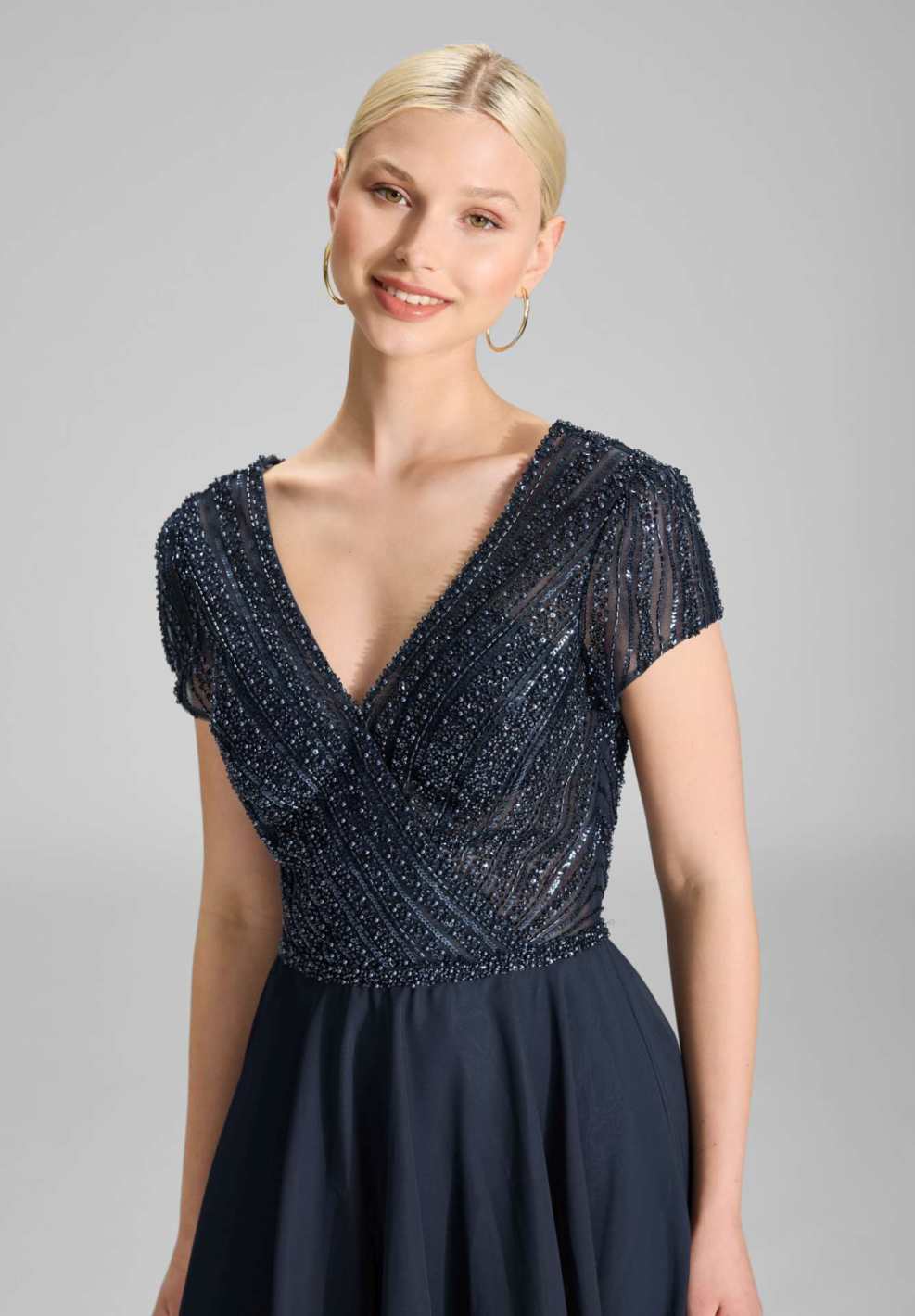 Besticktes Chiffonkleid mit kurzen Ärmeln