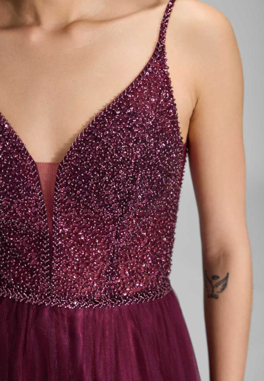 Tüllkleid mit feiner Ziersteinstickerei